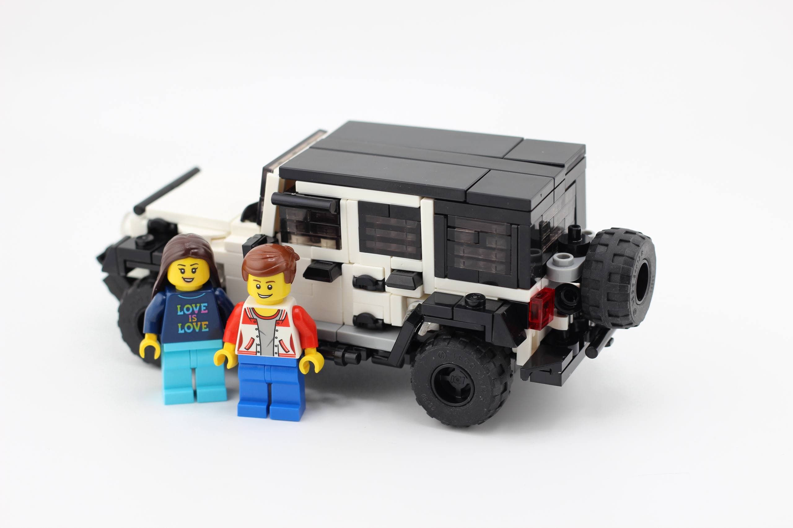 Белый внедорожник Jeep Wrangler