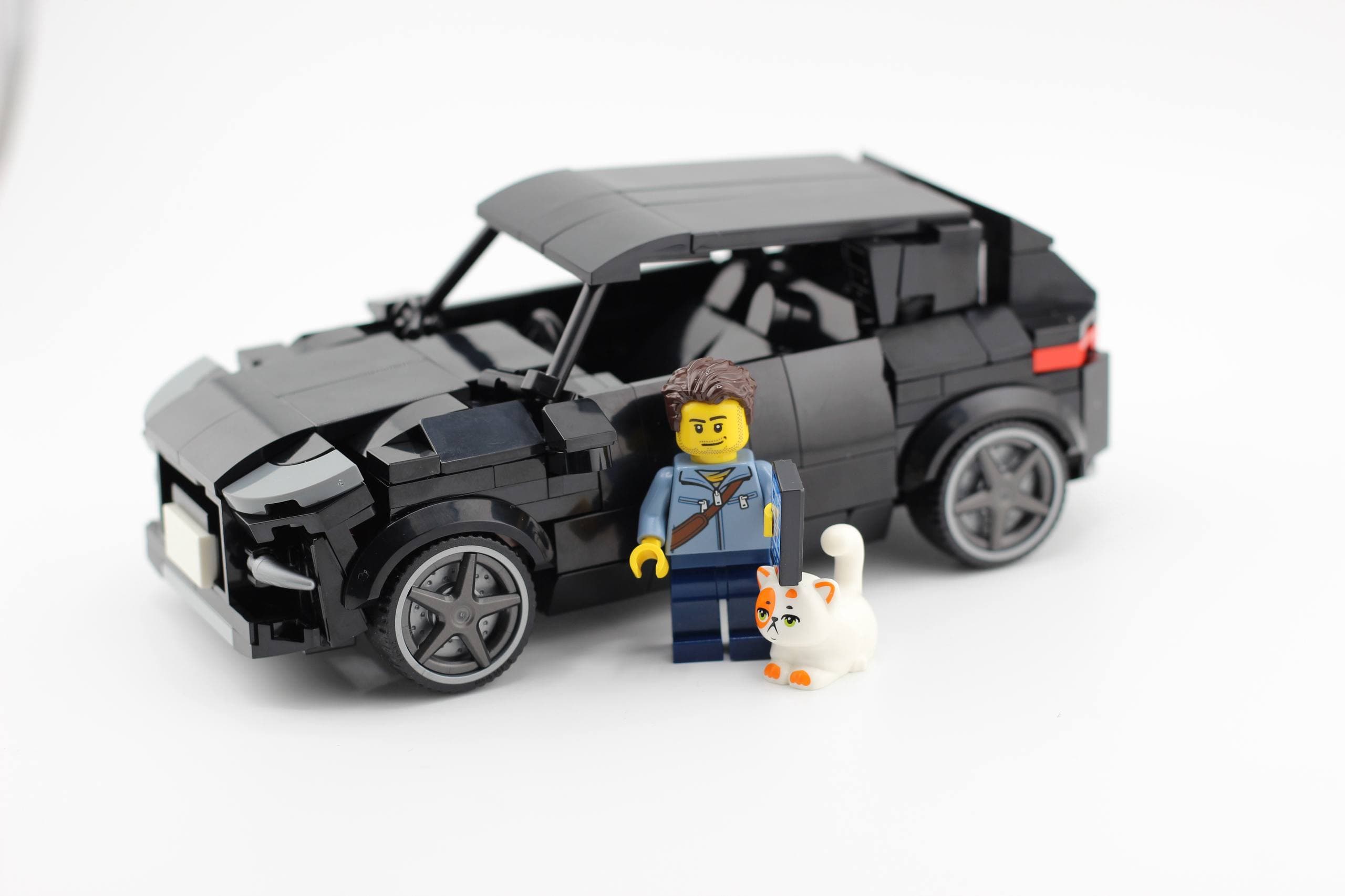 Модель Kia Sportage и минифигурка владельца крупным планом